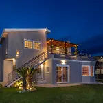 Coral Paradise Luxury Jacuzi Suite & Pool View